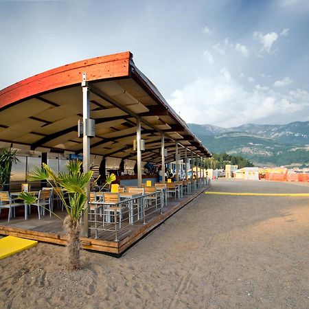 스플렌디드 컨퍼런스&스파 리조트 부드바 외부 사진 The airport's restaurant