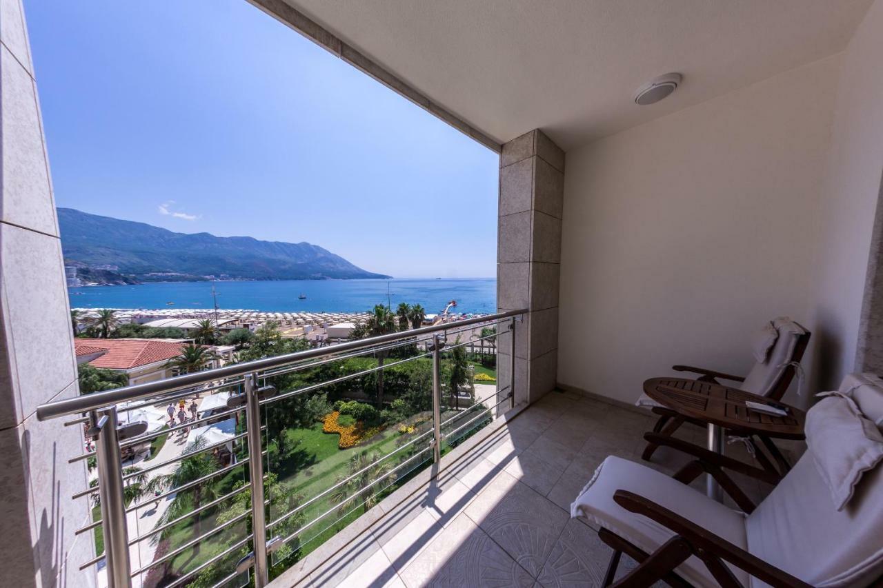 스플렌디드 컨퍼런스&스파 리조트 부드바 외부 사진 A balcony in Greece