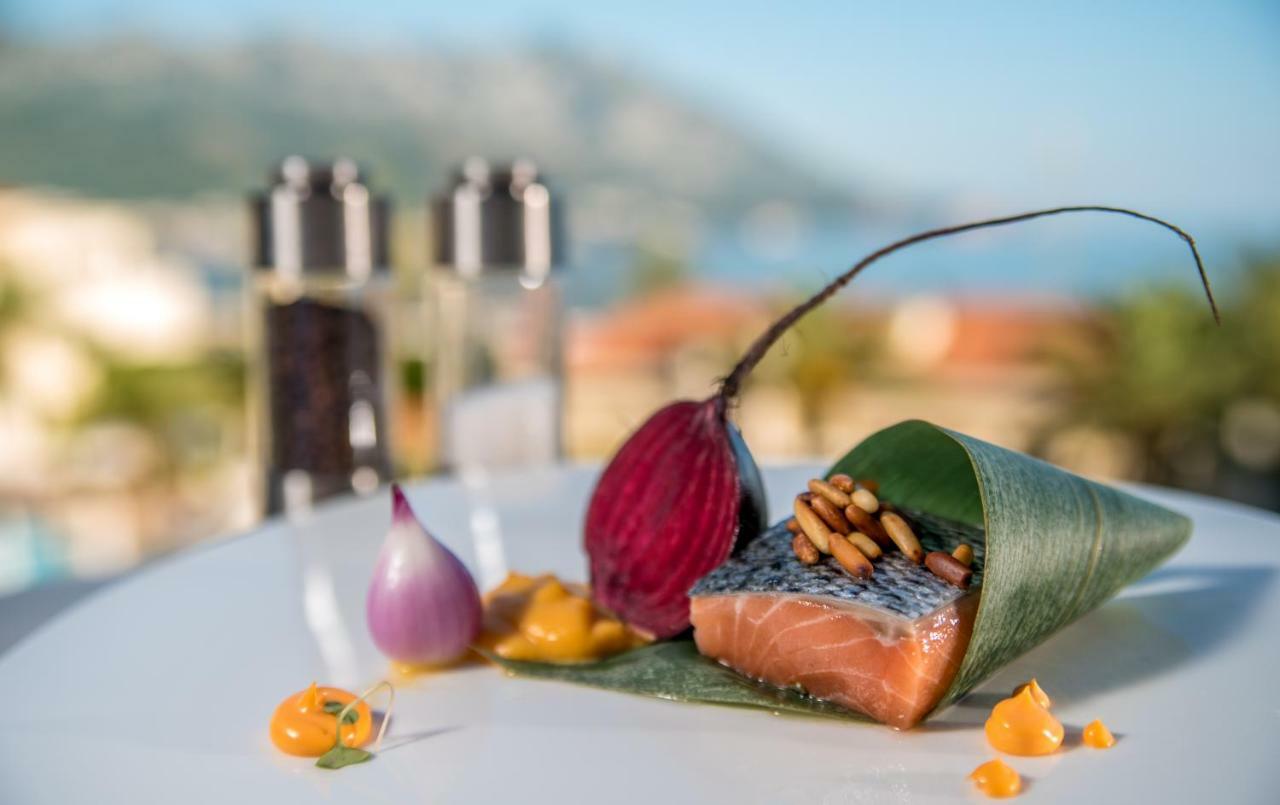 스플렌디드 컨퍼런스&스파 리조트 부드바 외부 사진 Salmon prepared with the traditional method of smoking in Norway